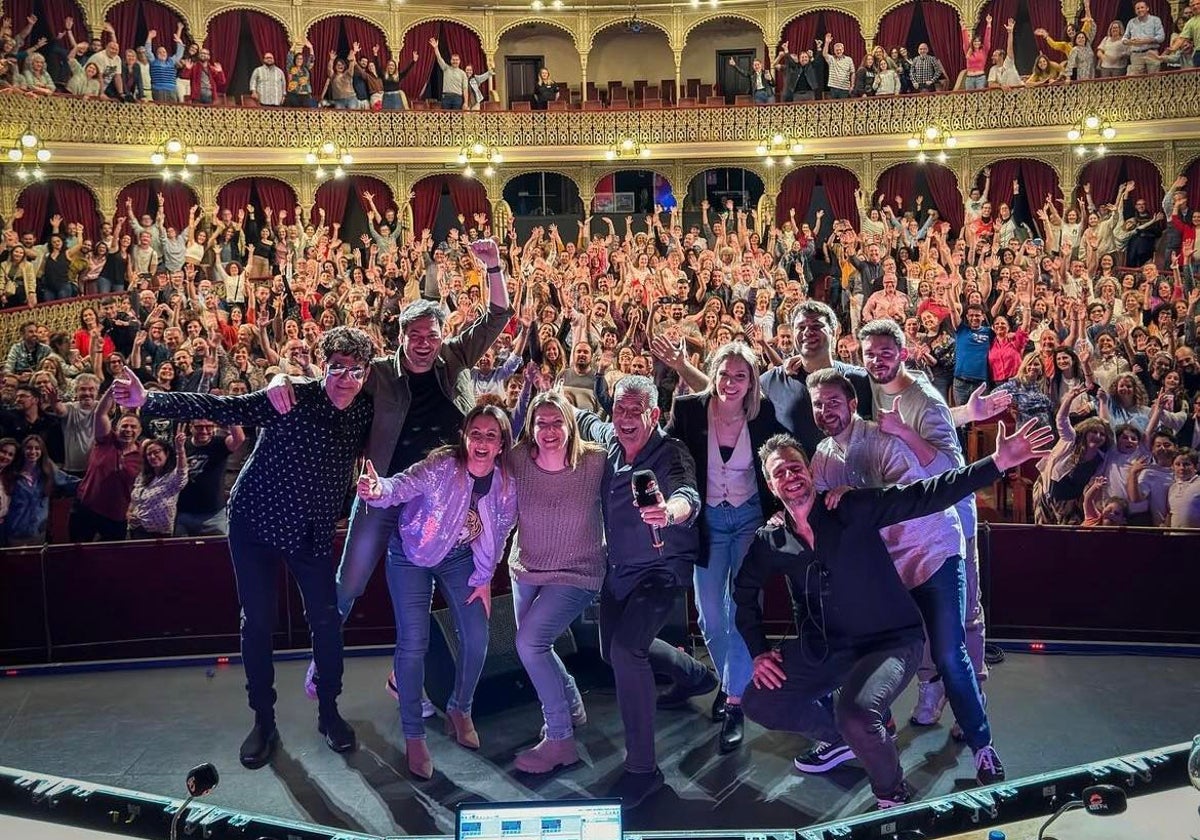 Presentadores, protagonistas y público en una foto selfie tras acabar el programa