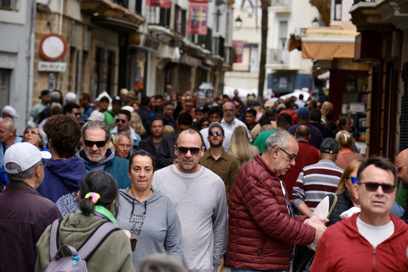 Los cruceristas dan color a las calles de Cádiz en este Primero de Mayo