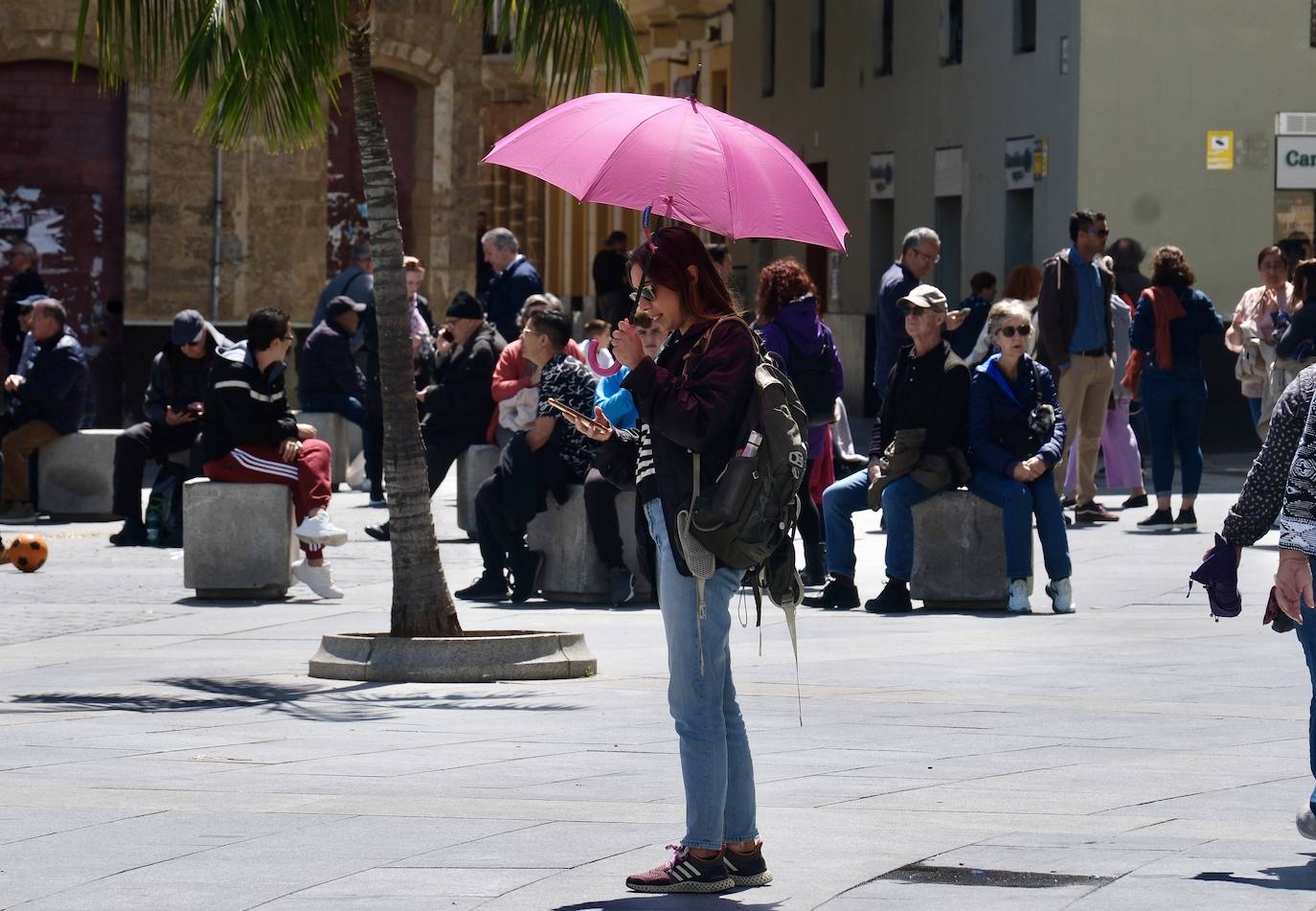 Los cruceristas dan color a las calles de Cádiz en este Primero de Mayo