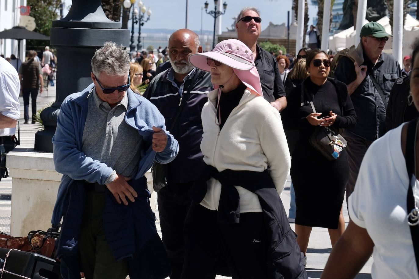 Los cruceristas dan color a las calles de Cádiz en este Primero de Mayo