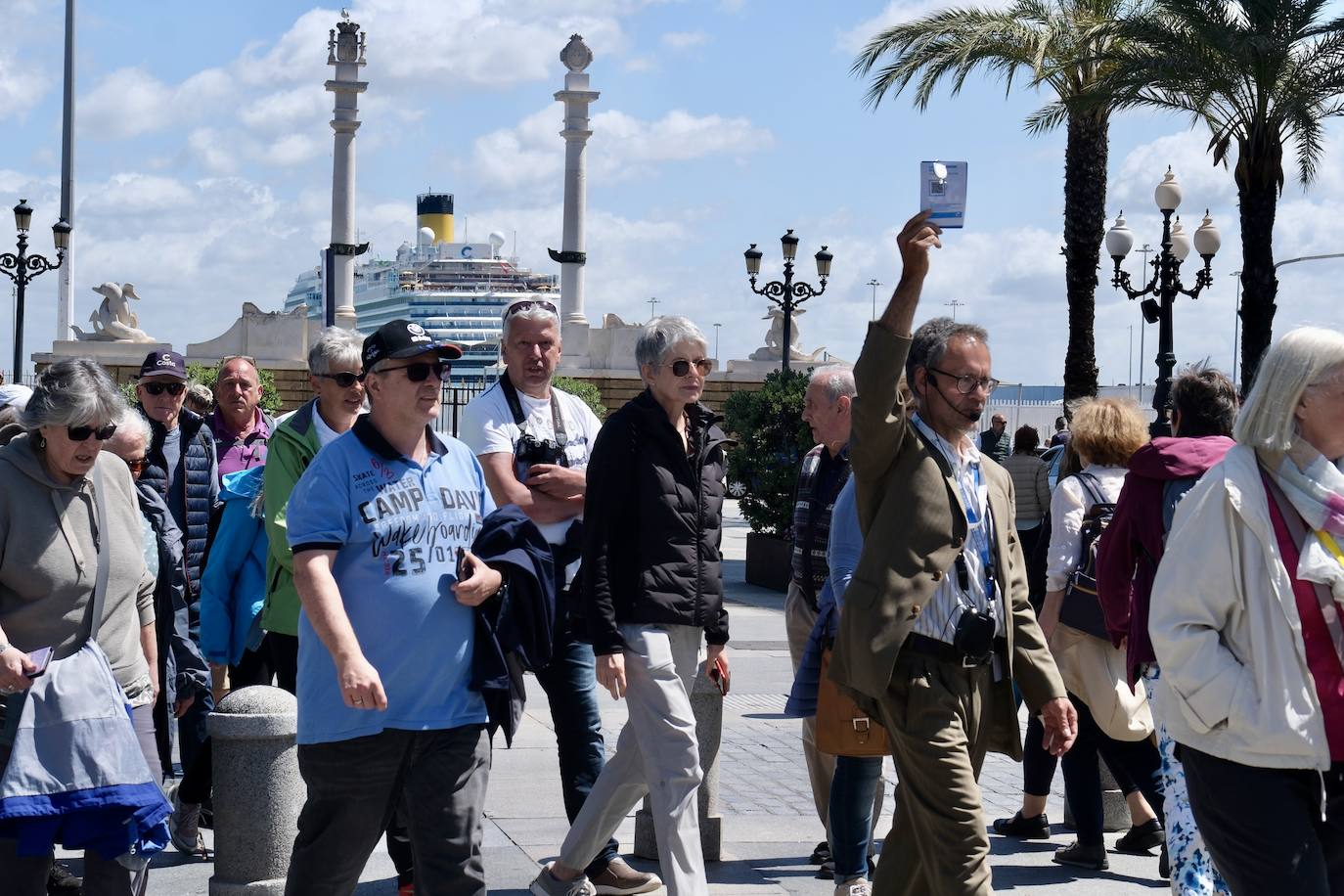 Los cruceristas dan color a las calles de Cádiz en este Primero de Mayo