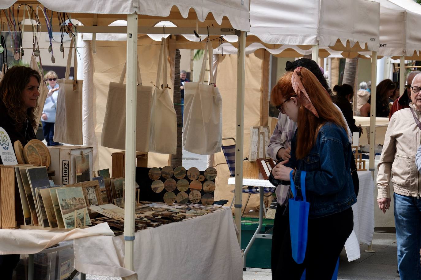 Los cruceristas dan color a las calles de Cádiz en este Primero de Mayo