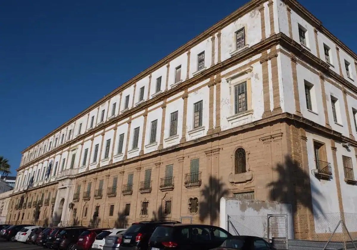 El histórico inmueble de Valcárcel, ubicado frente a la playa de La Caleta.