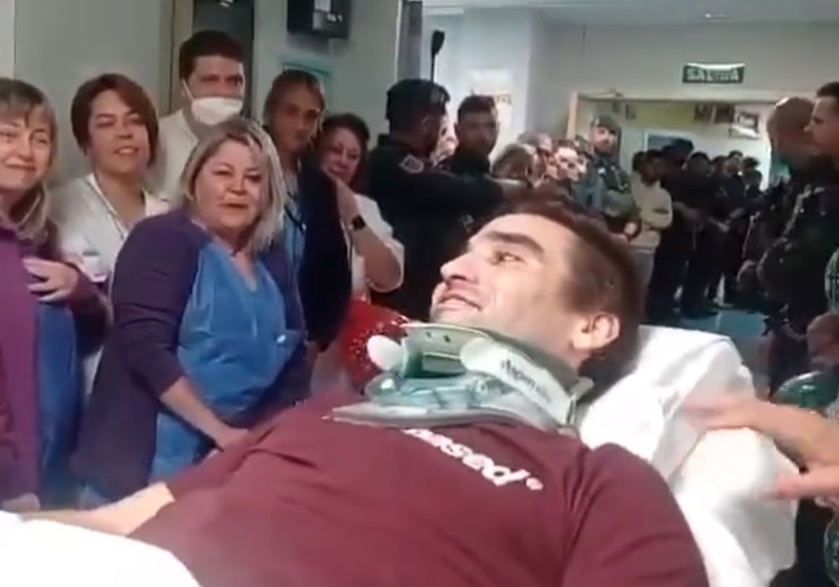 Alberto, arropado en el momento de decir adiós al hospital