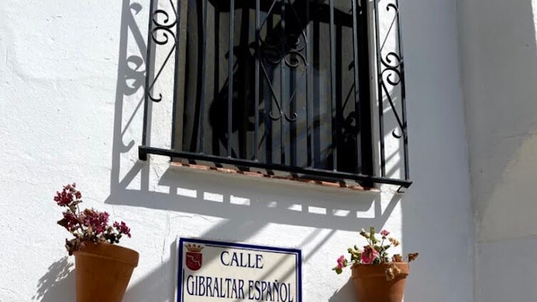 La calle 'Gibraltar Español' que luce en un pueblo de Cádiz y que siempre se gana una foto