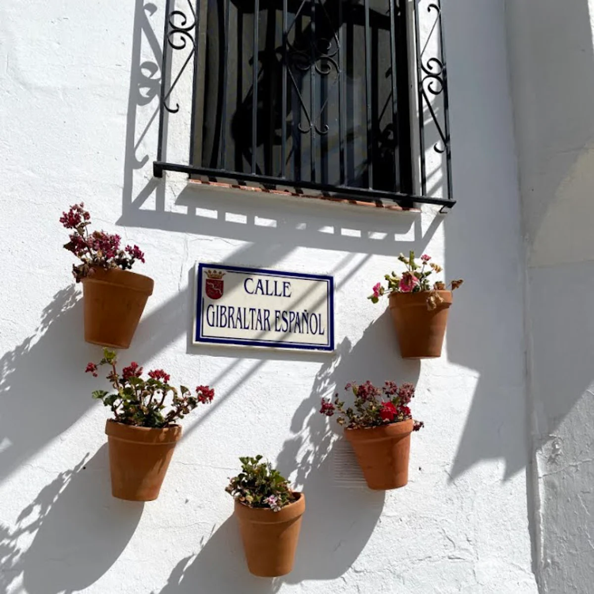 La calle 'Gibraltar Español' que luce en un pueblo de Cádiz y que siempre se gana una foto
