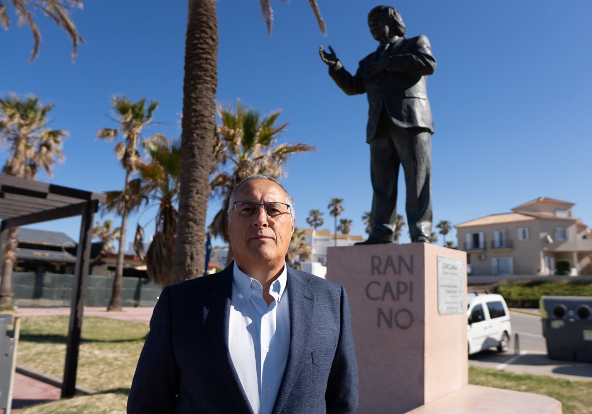 José Antonio Barberá, delante de su obra a Rancapino