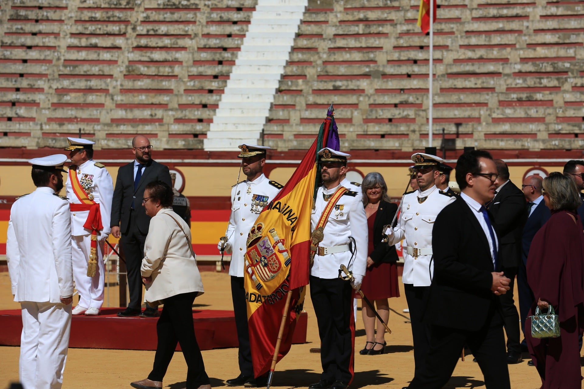 Fotos: Jura de bandera civil en la Plaza de Toros de El Puerto