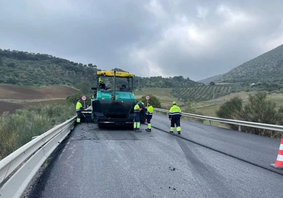 Obras de mejora en una carretera de la Sierra de Cádiz, en una imagen de archivo.