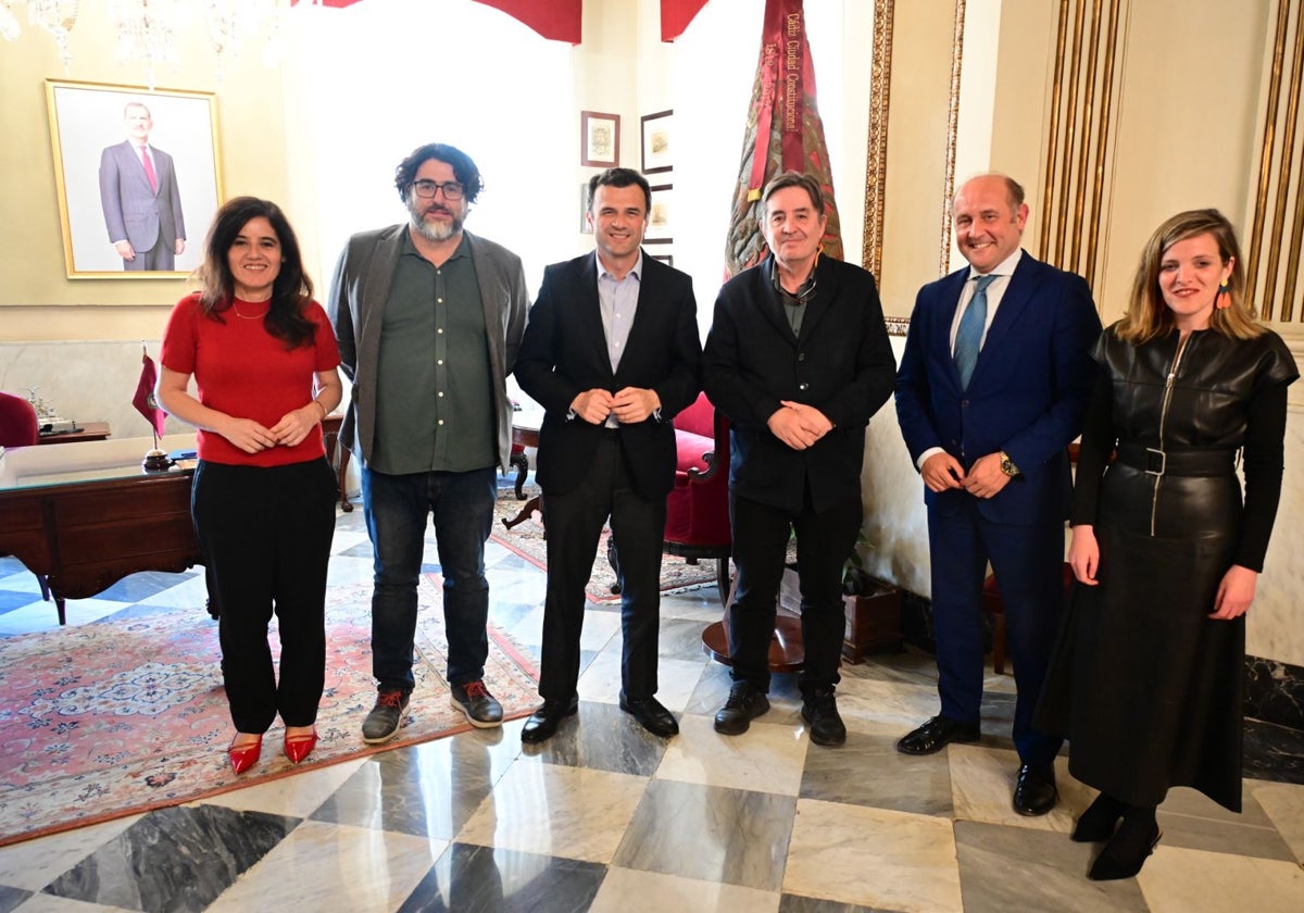 Bruno García y Luis García Montero se han reunido en Alcaldía junto a Juancho Ortiz, Maite González, Diego Calvo y Raquel Cayera.