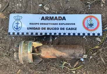 La Unidad de Buceo de Cádiz retira una cola de cohete en la marisma del Mirador de aves del Río Arillo