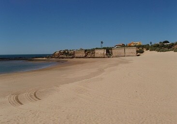 La espectacular playa de El Puerto que se encuentra junto a los restos de un antiguo castillo