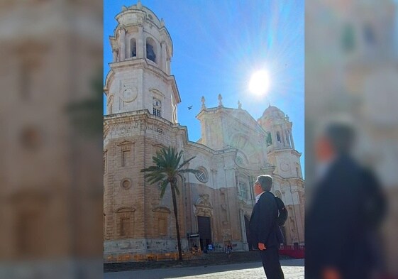 Miguel Ángel Revilla, mirando la plaza de la Catedral, en una imagen compartida por él mismo en redes sociales