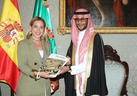 Abdulaziz bin Nawaf bin Abdulaziz Al-Saud con Almudena Martínez