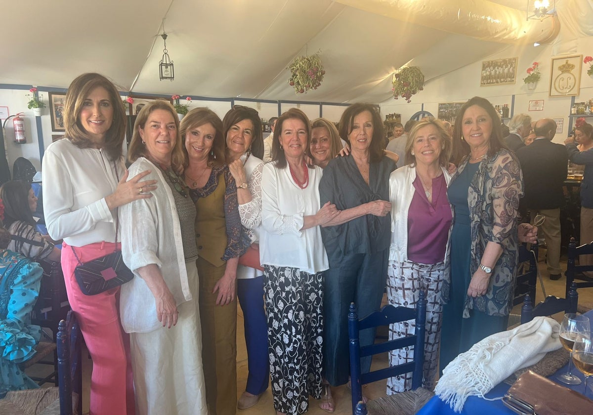 Macarena Maldonado junto a un grupo de amigas en el Círculo de Labradores