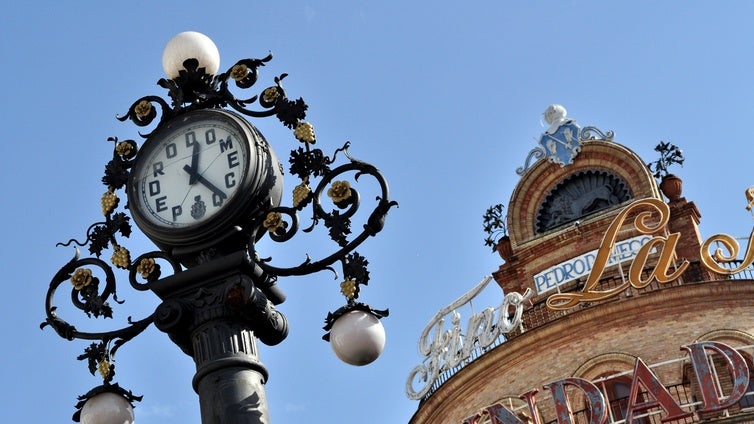 El Ayuntamiento y Bodegas Cayetano del Pino firmarán un convenio para restaurar y recuperar el histórico reloj del Gallo Azul