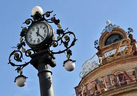 El Ayuntamiento y Bodegas Cayetano del Pino firmarán un convenio para restaurar y recuperar el histórico reloj del Gallo Azul