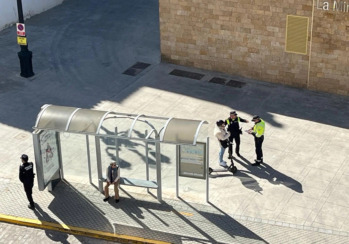 Campaña de control de la Policía Local de Cádiz en la avenida Campo del Sur