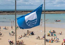 ¿Qué es una bandera azul? Estos son los requisitos para obtener la distinción que han conseguido muchas playas de Cádiz