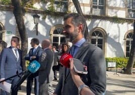Ramón Fernández-Pacheco atendiendo a los medios en las Bodegas Osborde