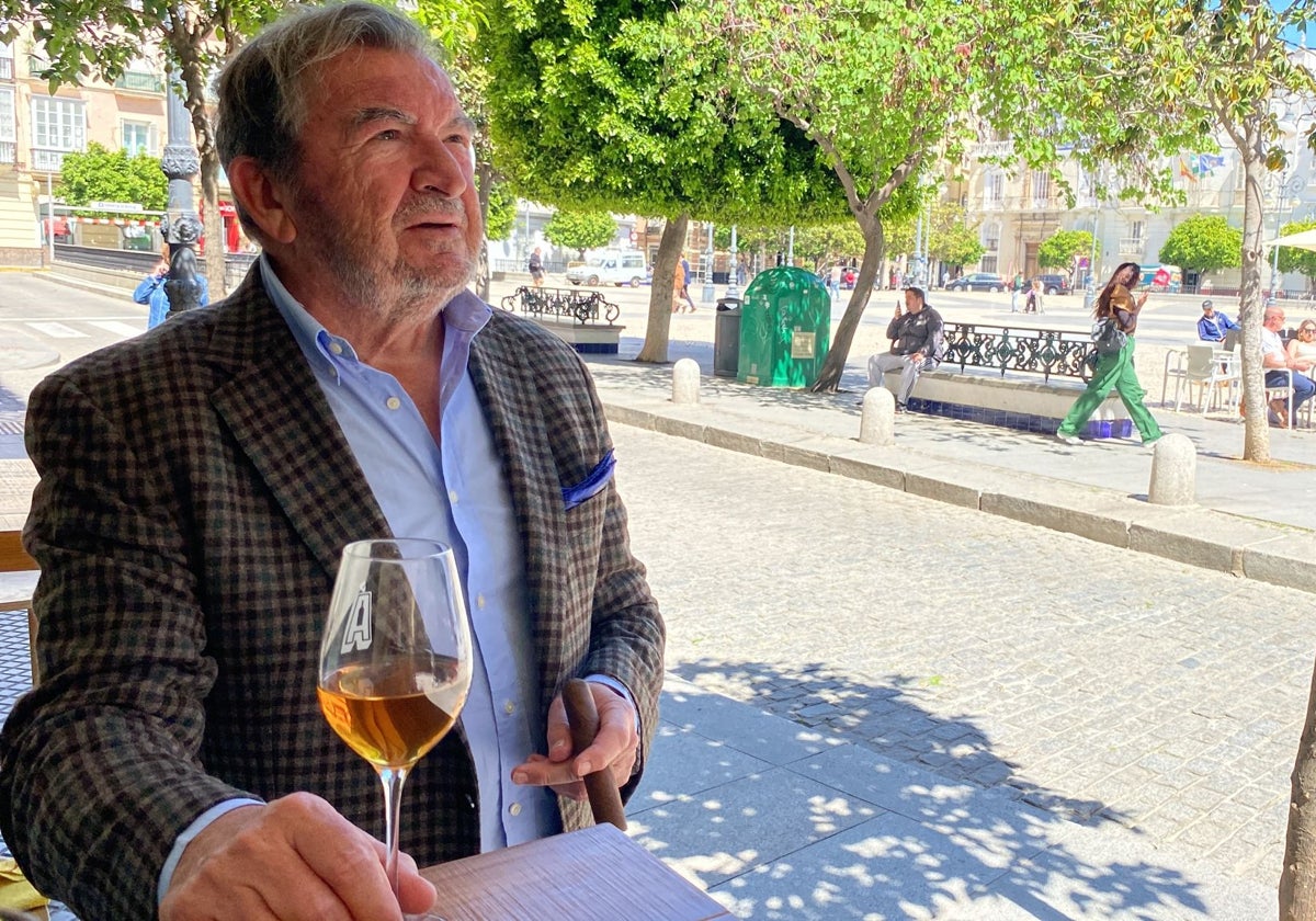 Miguel Ángel Martínez Villar disfruta de un amontillado en la plaza San Antonio.