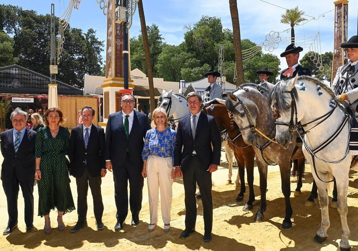 La alcaldesa María José García-Pelayo junto a Cayetano Martínez de Irujo en la entrega de premios a los mejores participantes del Paseo de Caballos