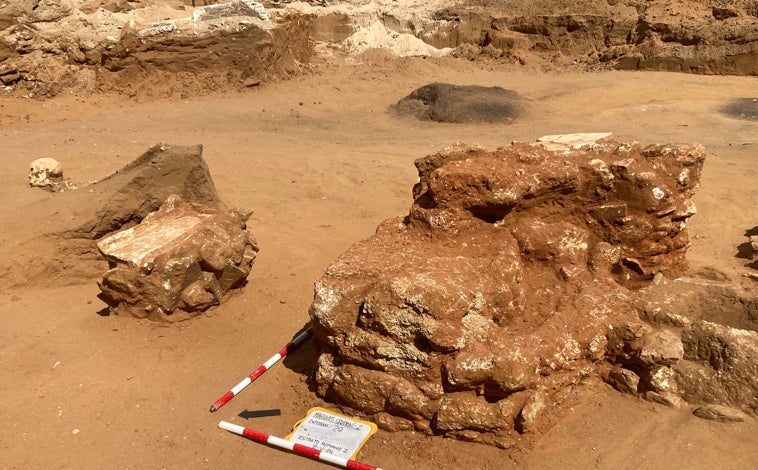 Imagen principal - Hallazgo arqueológico en Cádiz: 21 enterramientos romanos en el solar de la calle Marqués de Cropani