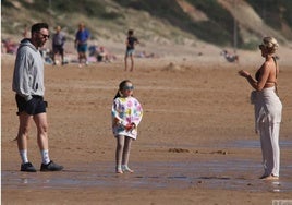 Adriana Abenia disfruta junto a su marido y su hija de una de las mejores playas de Cádiz