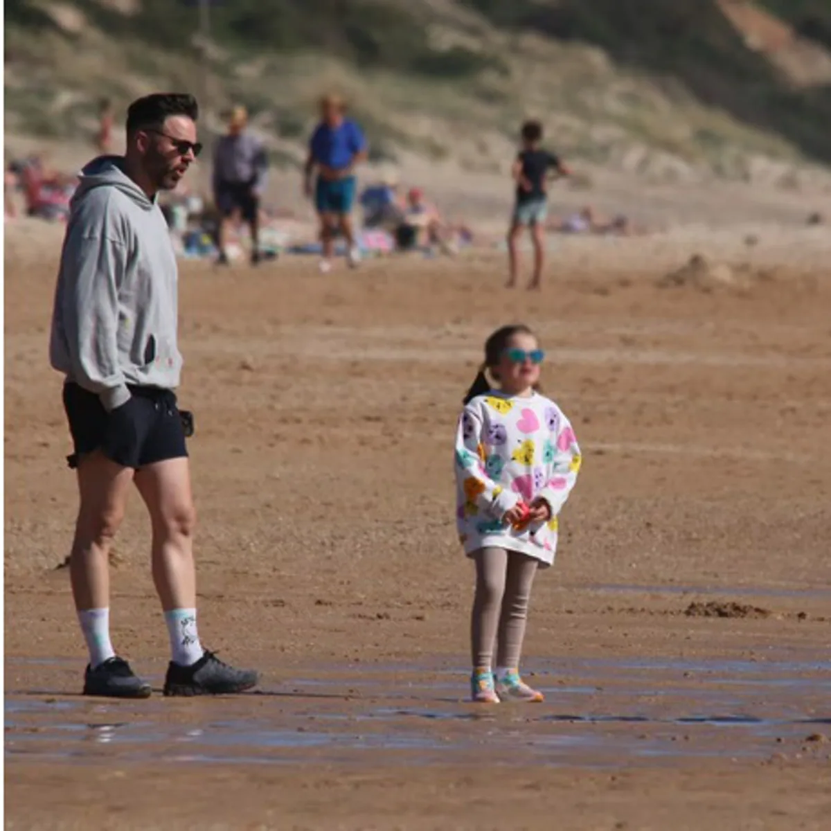 Adriana Abenia disfruta junto a su marido y su hija de una de las mejores playas de Cádiz.