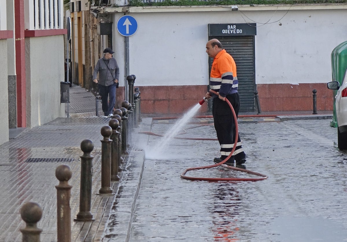 Imagen de archivo de un operario realizando labores de baldeo en el barrio de La Viña.