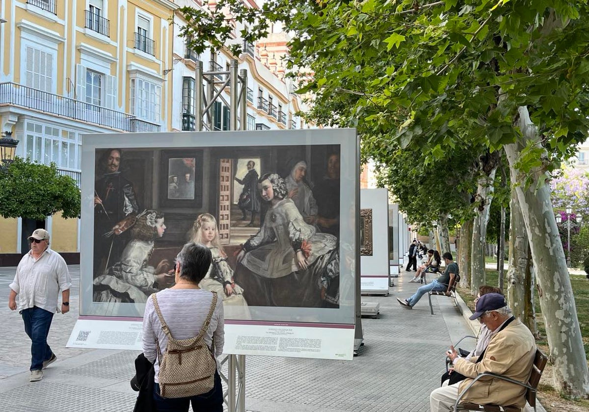 Visitantes a la exposición del Museo Nacional del Prado en la céntrica plaza de España.