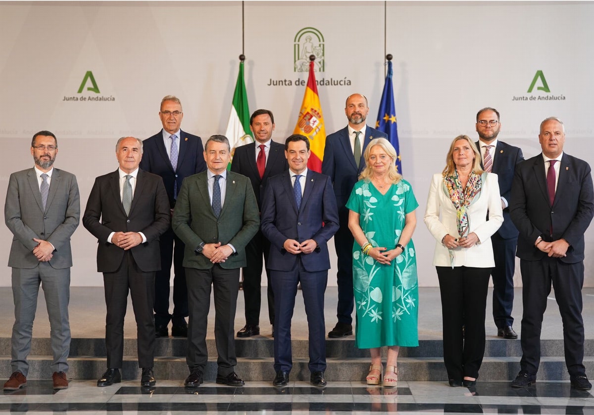 Juanma Moreno, Antonio Sanz y Mercedes Colombo, con los alcaldes gaditanos