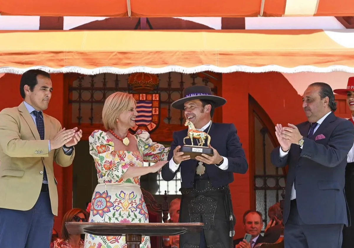 La alcaldesa de Jerez, María José García-Pelayo entregando el Caballo de Oro al hermano mayor de la Real Hermandad del Rocío de Jerez, Joaquín Vallejo
