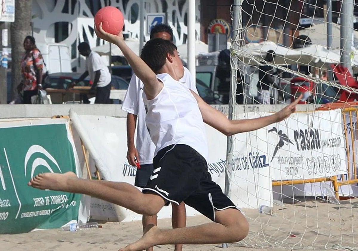 Un partido de balonmano playa en una pasada edición del Cádiz Arena.