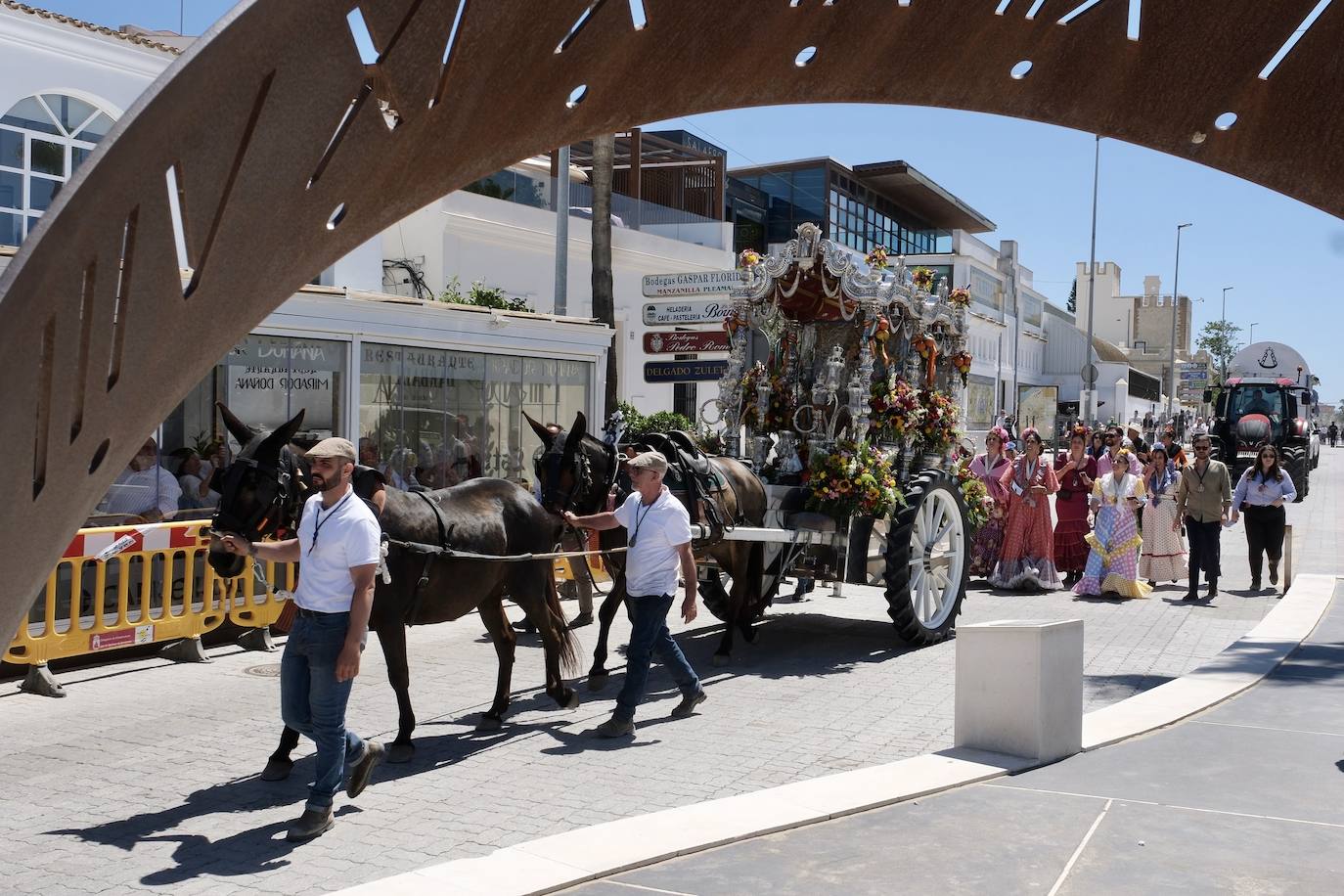 Fotos: así ha sido el primer día de embarque de romeros de Cádiz en Bajo de Guía en Sanlúcar