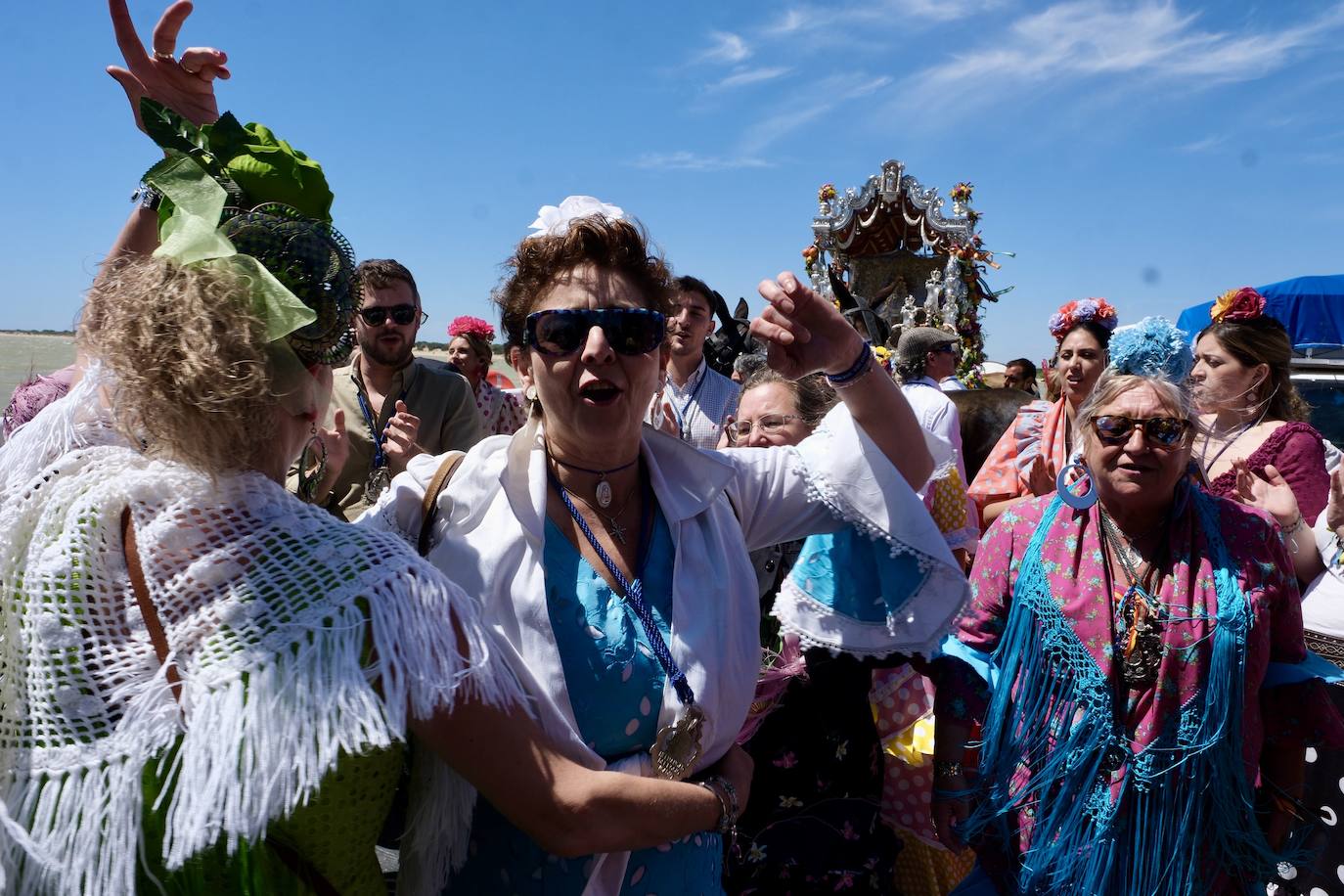 Fotos: así ha sido el primer día de embarque de romeros de Cádiz en Bajo de Guía en Sanlúcar