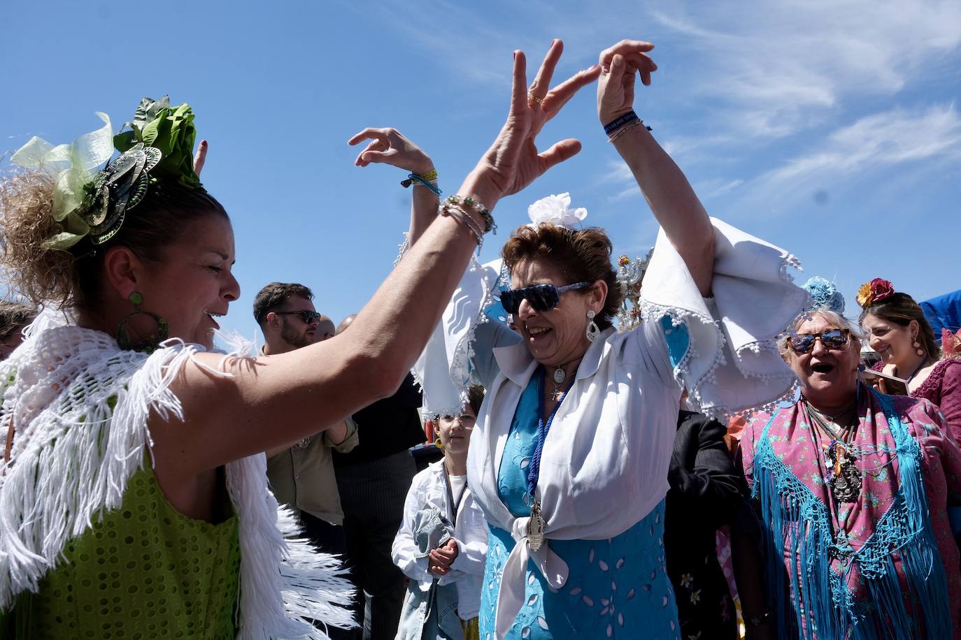 Fotos: así ha sido el primer día de embarque de romeros de Cádiz en Bajo de Guía en Sanlúcar