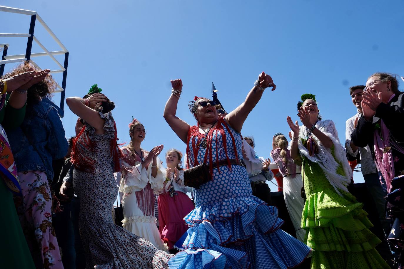 Fotos: así ha sido el primer día de embarque de romeros de Cádiz en Bajo de Guía en Sanlúcar