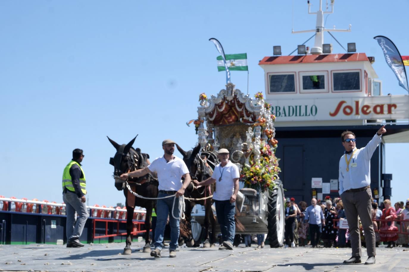 Fotos: así ha sido el primer día de embarque de romeros de Cádiz en Bajo de Guía en Sanlúcar