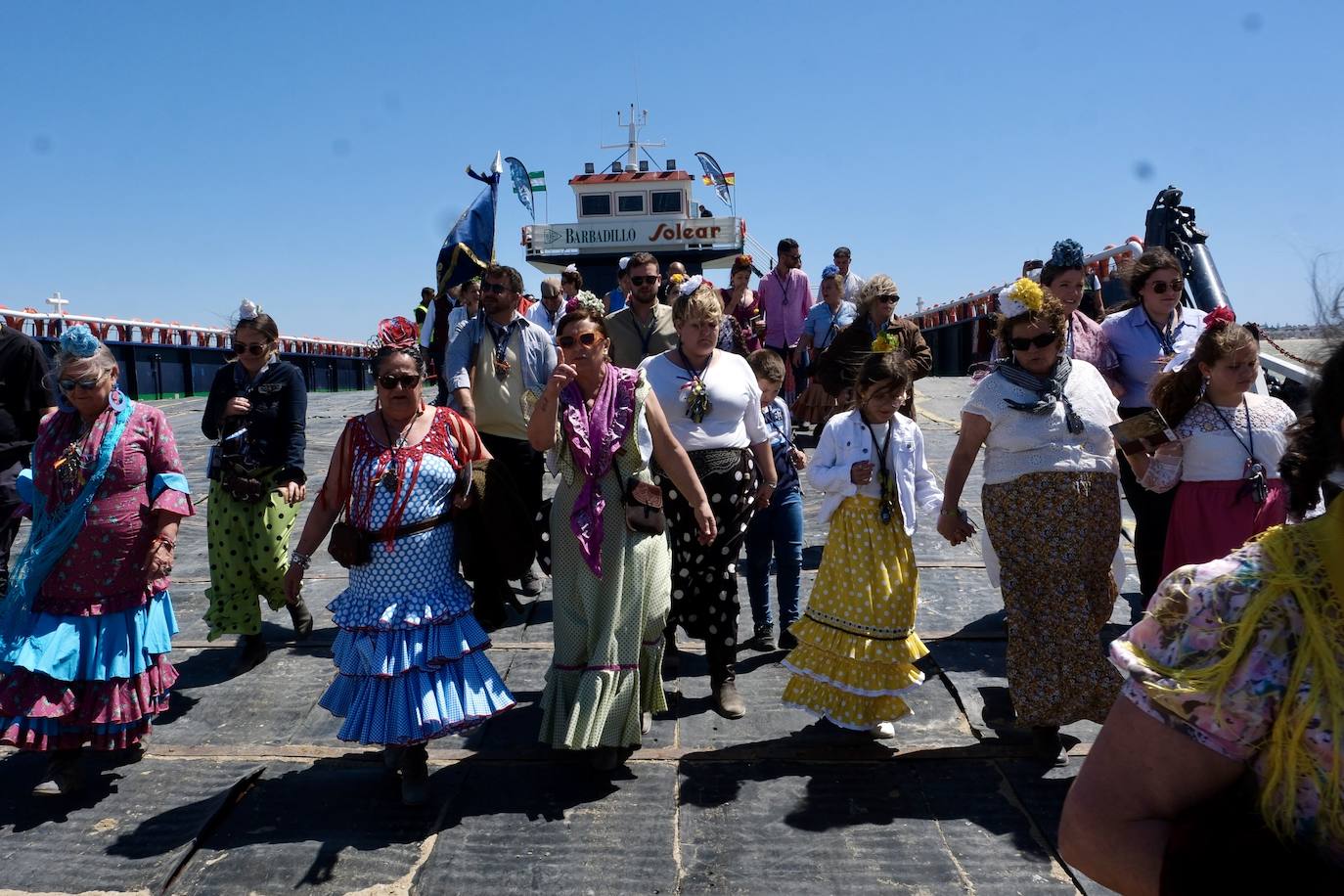 Fotos: así ha sido el primer día de embarque de romeros de Cádiz en Bajo de Guía en Sanlúcar