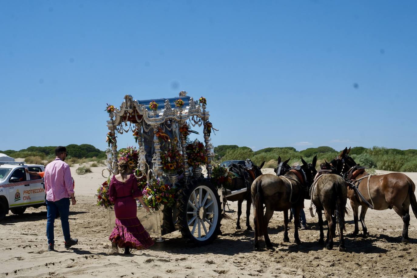 Fotos: así ha sido el primer día de embarque de romeros de Cádiz en Bajo de Guía en Sanlúcar