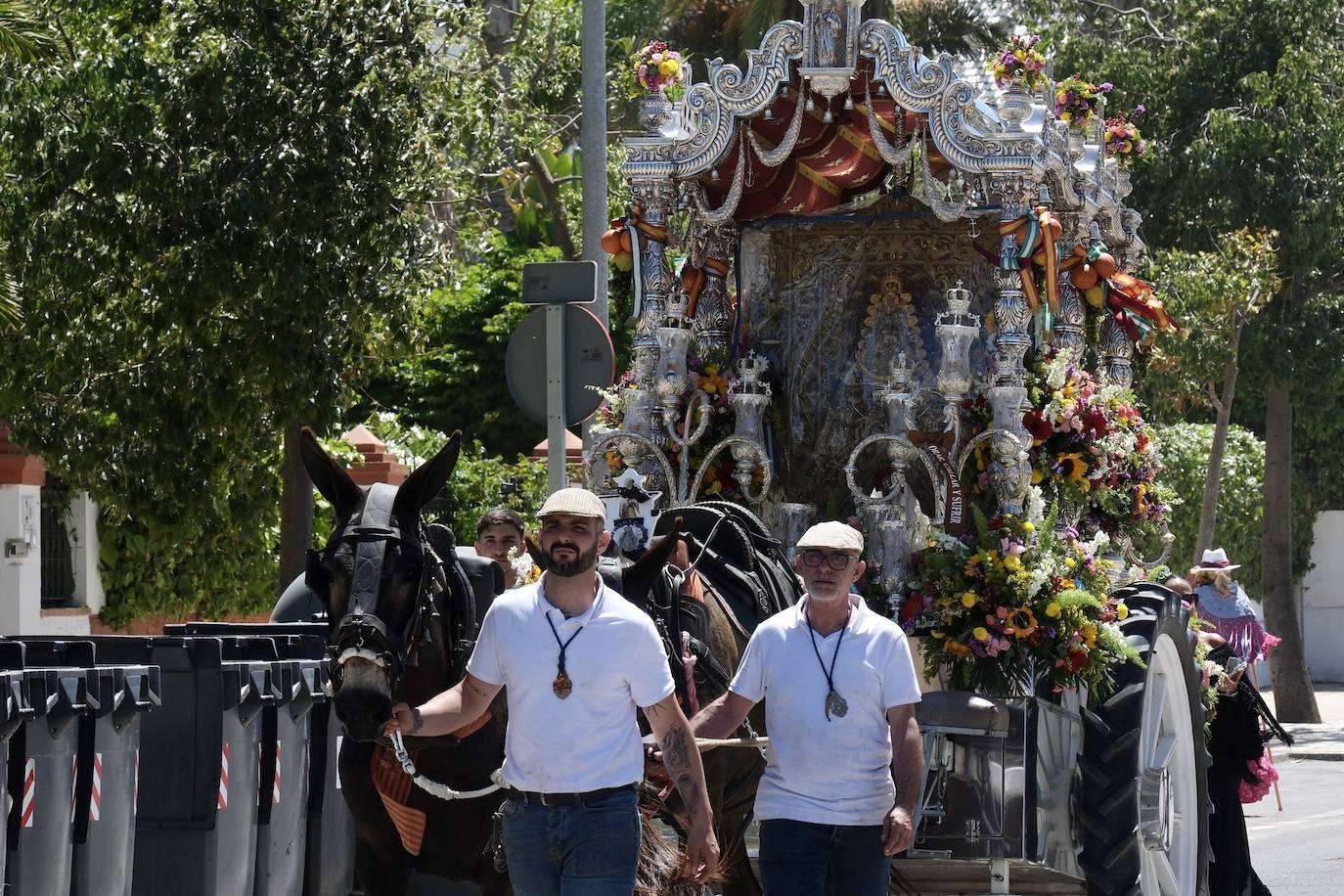 Fotos: así ha sido el primer día de embarque de romeros de Cádiz en Bajo de Guía en Sanlúcar