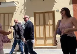 Dos chicas intentan grabar un vídeo para TikTok en un pueblo de Cádiz y esta es la curiosa reacción de los vecinos