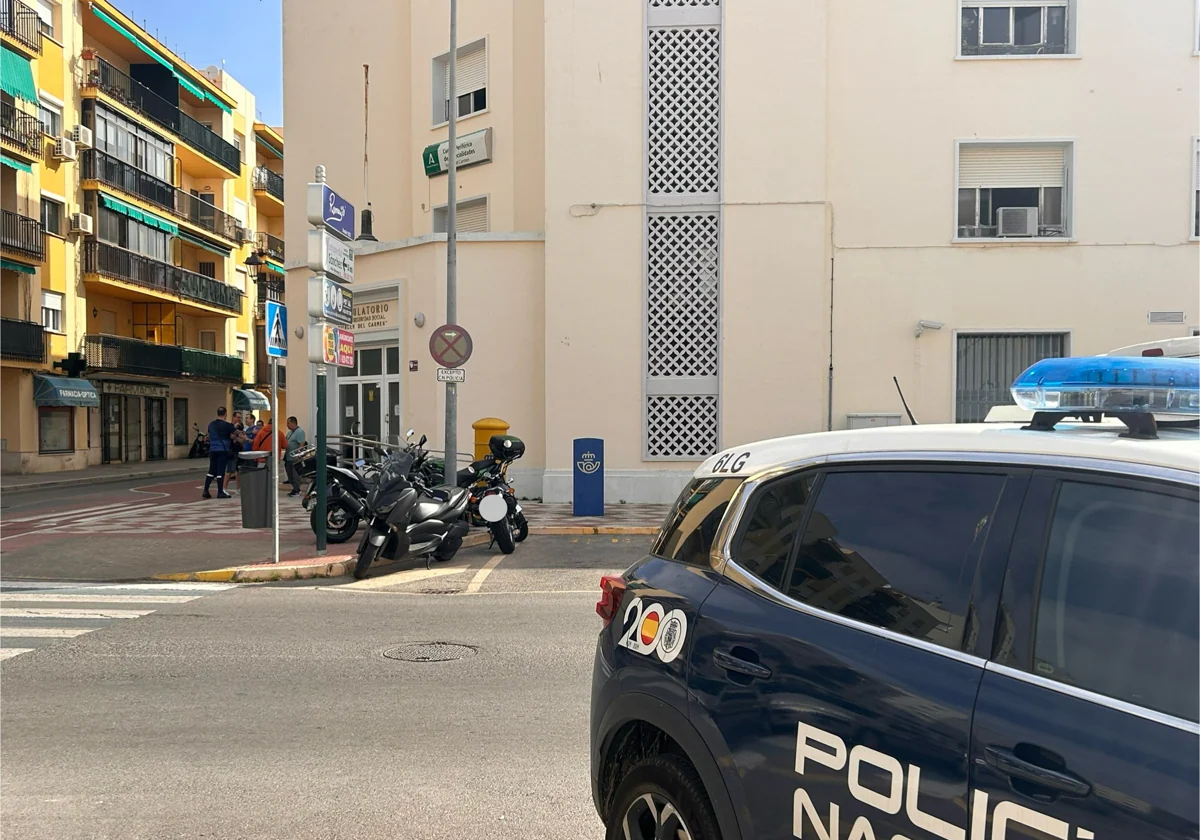 Salvan la vida de una persona que quería saltar desde una ventana del  centro de Salud