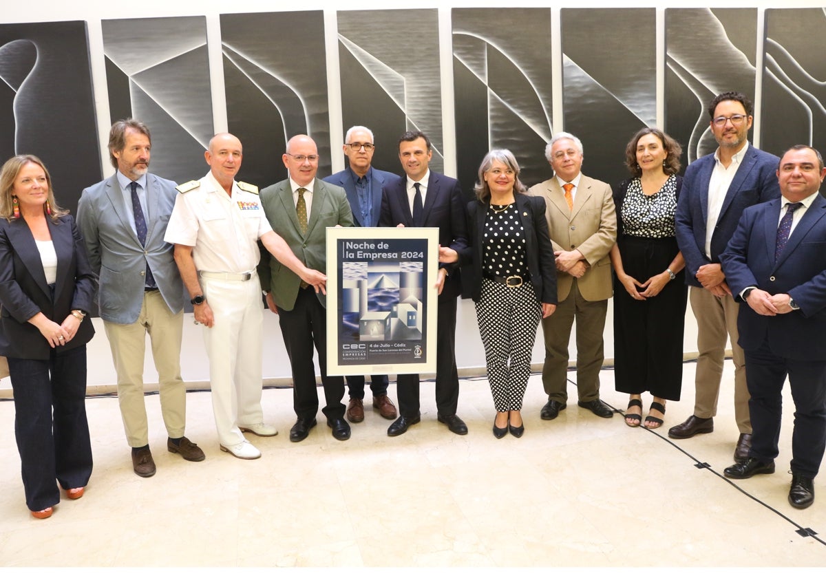 De izquierda a derecha, Begoña Romero Hita, CEO de Transfrutalla; Luis Llerena, director Territorial Empresas CaixaBank en Cádiz; el contraalmirante de la Armada, jefe del Arsenal de La Carraca, Fernando Poole Quintana; Javier Sánchez Rojas, presidente de la CEC; el pintor Antonio Rojas; el alcalde de Cádiz, Bruno García; la subdelegada del Gobierno, Blanca Flores; Miguel González Saucedo, presidente de Honor de la CEC; Carmen Romero, secretaria general; José Andrés Santos, vicepresidente; y José Muñoz, vocal del comité ejecutivo.