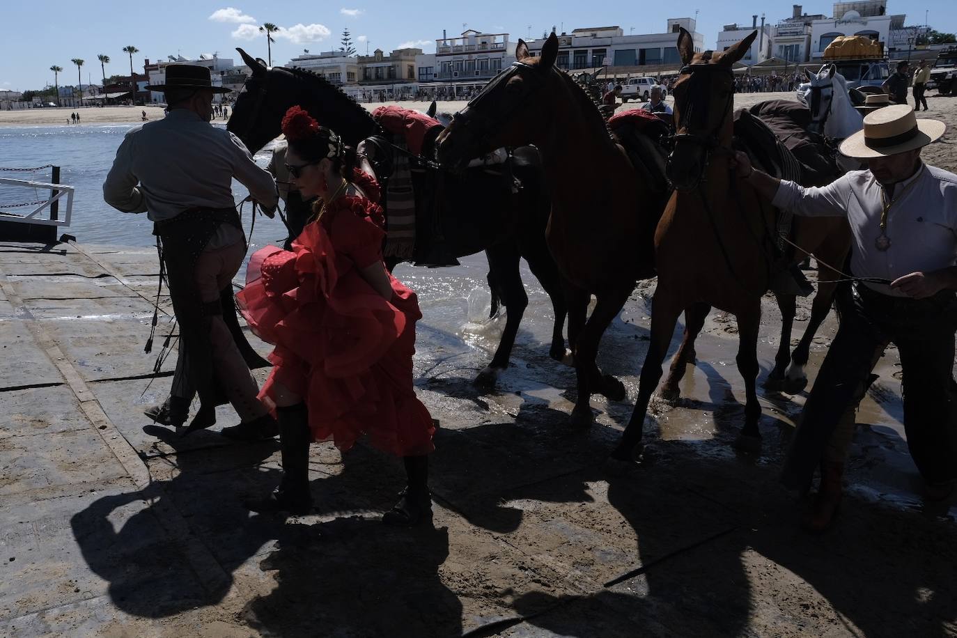 Fotos: la hermandad de Sanlúcar en el embarque en Bajo de Guía