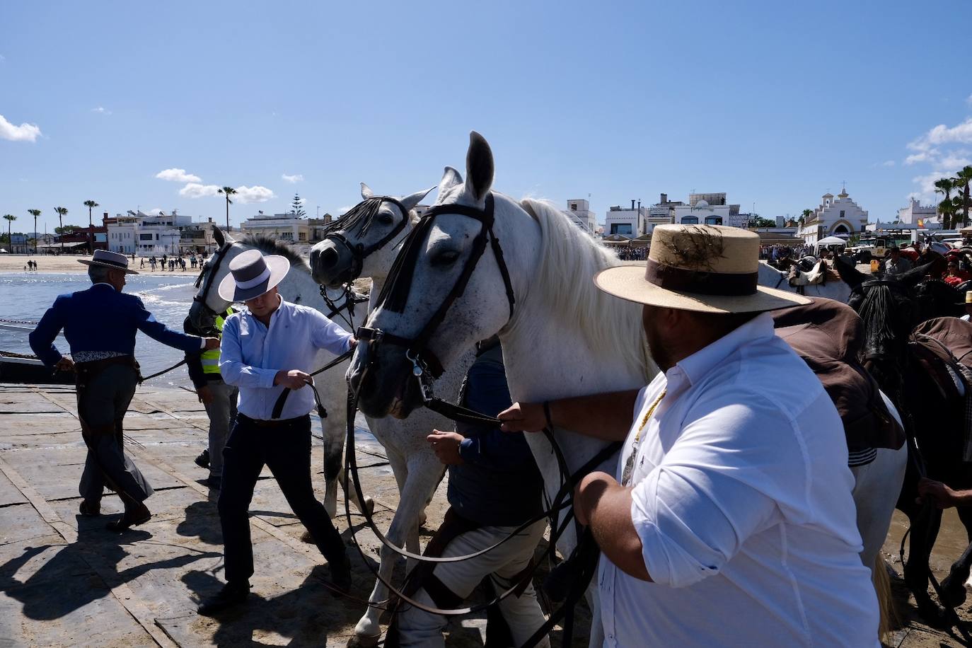 Fotos: la hermandad de Sanlúcar en el embarque en Bajo de Guía