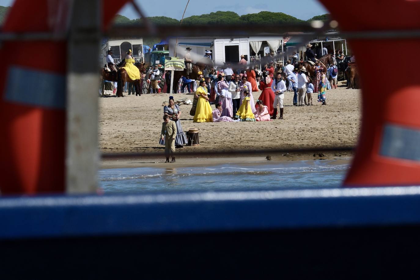 Fotos: la hermandad de Sanlúcar en el embarque en Bajo de Guía