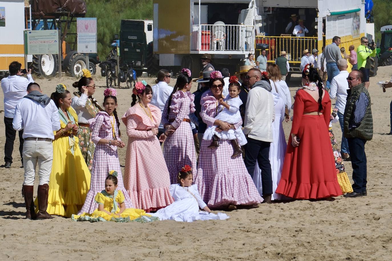 Fotos: la hermandad de Sanlúcar en el embarque en Bajo de Guía