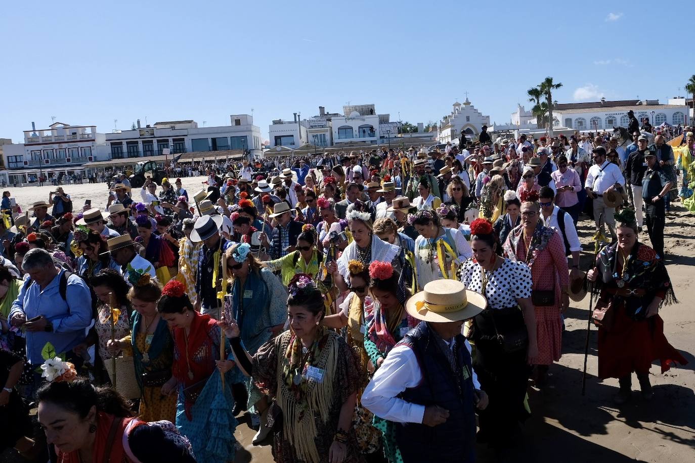 Fotos: la hermandad de Sanlúcar en el embarque en Bajo de Guía